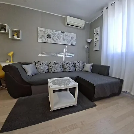 شقة Apartment Verdi Split With Free Parking In The Garage *