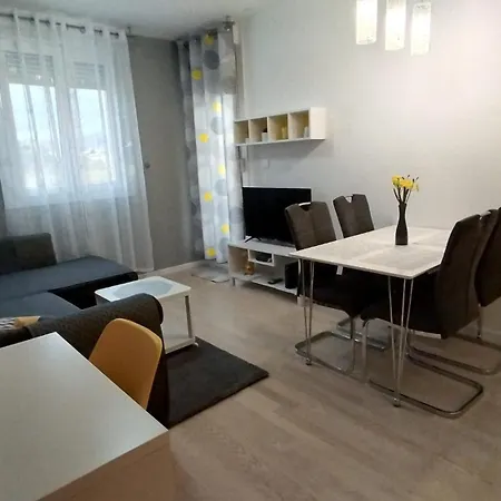 Verdi With Free Private Parking Space Split