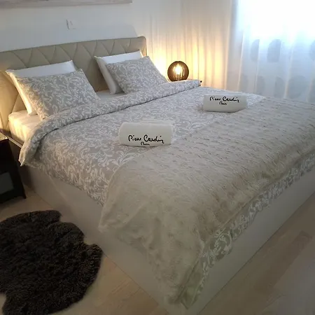 Verdi With Free Private Parking Space * Split