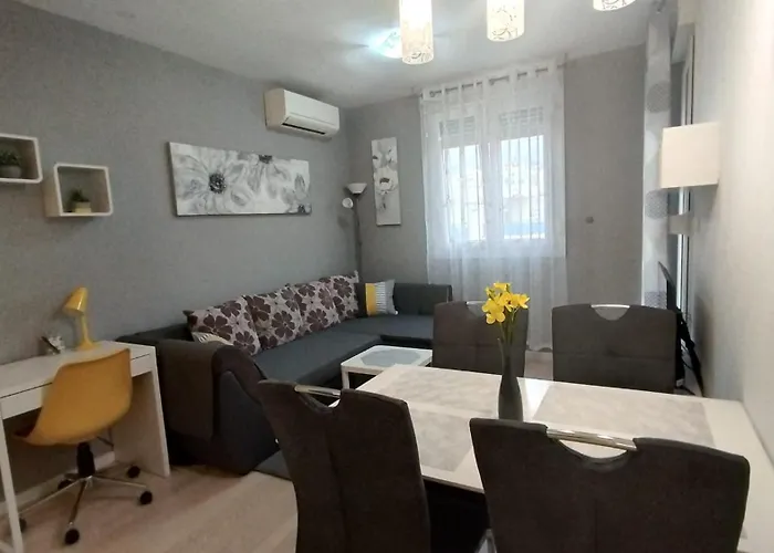 Verdi With Free Private Parking Space * Split