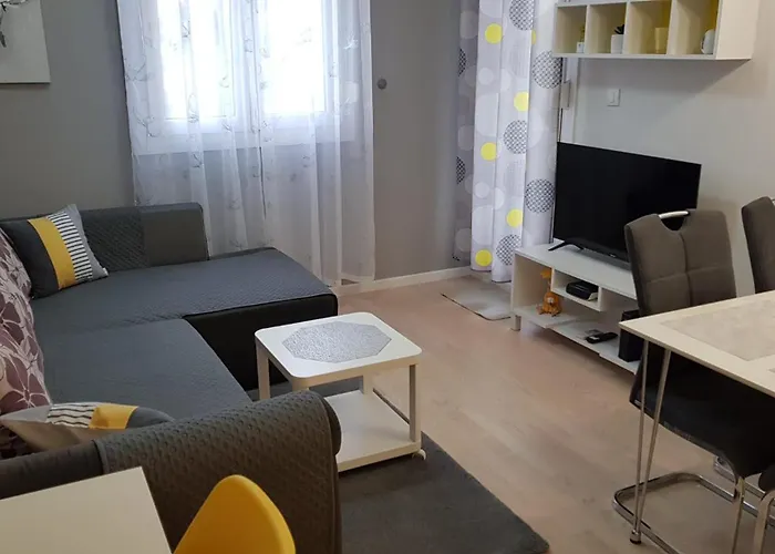 Verdi With Free Private Parking Space * Split