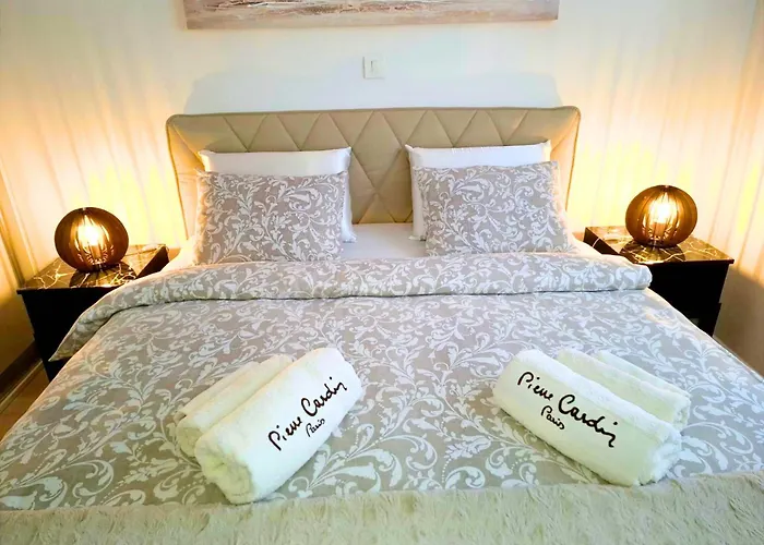 Verdi With Free Private Parking Space Split